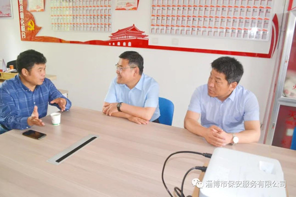 聽取社區(qū)工作人員對社區(qū)基本情況和群眾反映的意見、需求的介紹.jpg